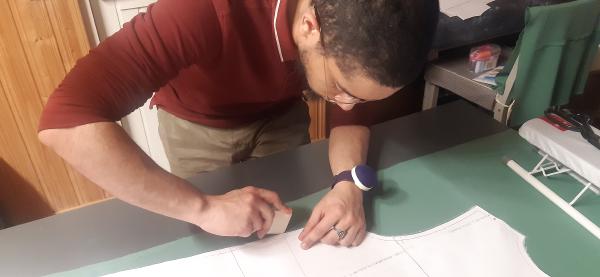 Traçage des formes du patron sur le tissu. Particulièrement difficile car le tissu se déplaçait beaucoup et ne gardait pas les marques de la craie.