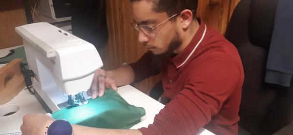 Couture de la doublure et du tissu externe ensemble.