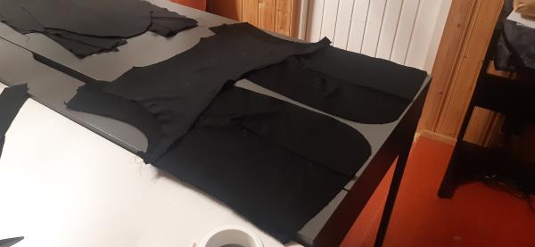 La forme cousue ici est une partie de la doublure, sensée se retrouver dans le dos.