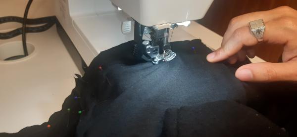 Couture de la doublure sur la veste.