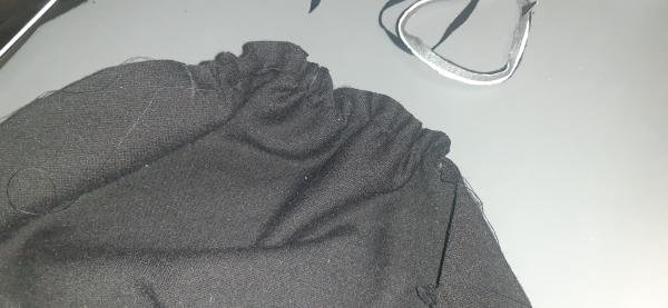 J'ai resseré le fil de bâti pour coudre le contour de la manche.