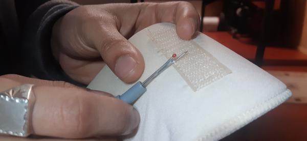 Ici, je prépare l'épaulette pour la coudre à la veste. Ces épaulettes que j'avais commandées étaient pourvues de velcro pour les fixer. Mais ici, mon objectif était de les coudre, donc je découds le velcro pour qu'il ne se sente pas de l'extérieur.