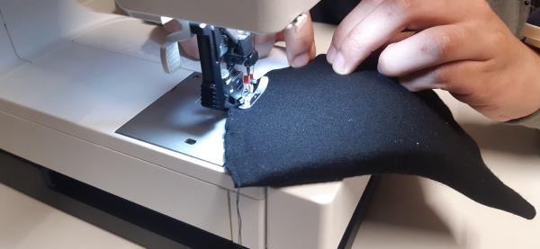 Je recouvre les épaulettes du même tissu qui compose la veste, afin qu'elles restent discrètes à l'intérieur.