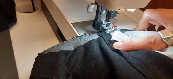 Surjet du contour de la manche, une fois cousue à la veste.