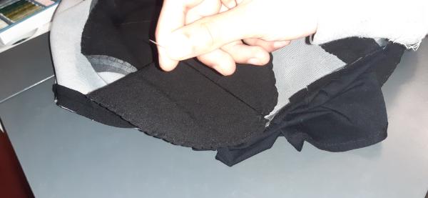 Couture à la main de l'épaulette dans l'intérieur de la veste.