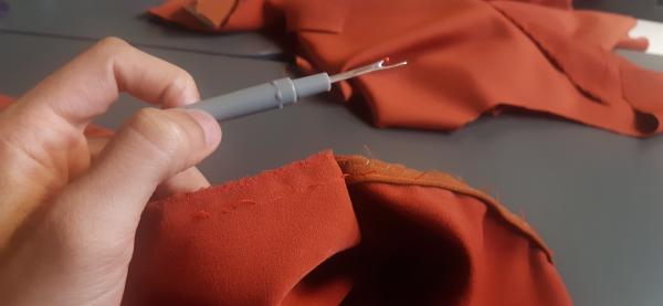 Ici, j'ai dû découdre ce que j'avais fait. Ma couture n'était pas droite, ce qui rendait le passepoil plus large à certains endroit qu'à d'autres.