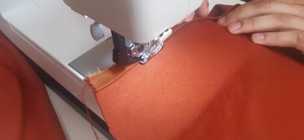 Ici, je recommence la couture du passepoil. Plus doucement, et faisant vraiment attention à garder ma couture <b>droite</b>.