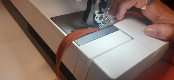...sauf que je me suis rendu compte que mon passepoil était trop "stretchy". Il s'étirait/se resserait trop, donc j'ai dû le retirer, et faire quelque longues coutures dessus.<br>Ces longues coutures ont permis de stabiliser un peu le resserement du passepoil.