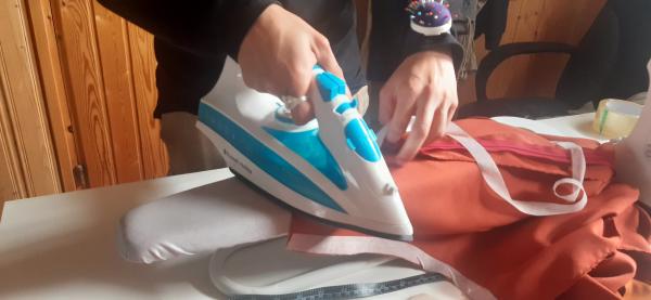 Application de biais thermocollant afin de protéger les endroits fragiles.