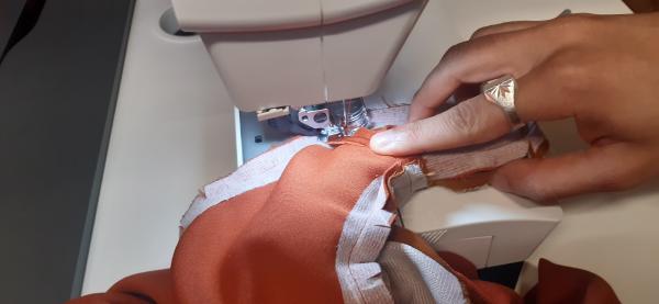 Ici, je finalise la couture des bretelles.