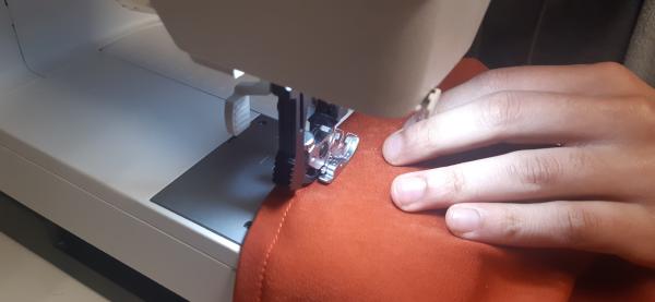 Couture d'un nouvel ourlet sur le bas de la robe.