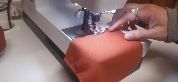 J'ai aussi décidé de rajouter des poches à l'avant de la robe! Des petites poches carrées. Ici, je les surjette afind que le tissu se maintienne.