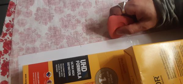 Tracé des pièces sur le tissu avec une craie rouge (le tissu étant en partie blanc, je n'aurais pas bien vu la craie blanche dessus.)