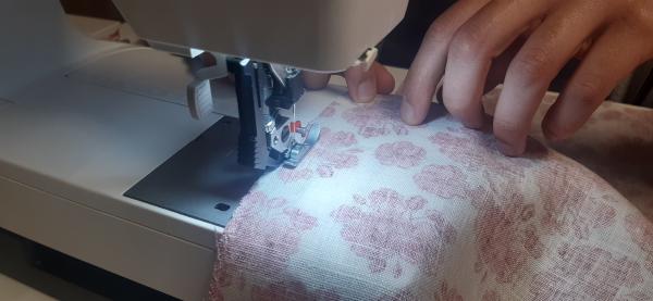 Surjet des morceaux de tissu. Lorsque l'on travaille avec du lin, cela est crucial; le lin s'effiloche très facilement car ses fibres sont grosses!