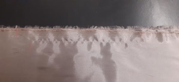 La couture à l'arrière du jupon est limitée, car il faudra:<br><br>1. Mettre une fermeture éclair en haut de la jupe, donc il faut laisser une fente;<br>2. Faire une petite fente couverte en bas de la jupe, à l'arrière.<br><br>C'est donc pour cela que je n'ai cousu qu'un segment au centre, à l'arrière du jupon.