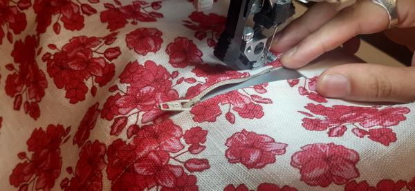 Couture de la fermeture éclair en haut de la jupe.