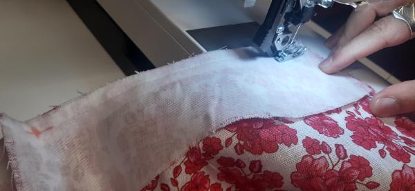Couture de la bande de taille sur tout le contour de la jupe, à son sommet. Il s'agit de la partie qui se trouve sur la taille de la dame.