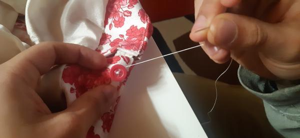 Couture à la main du bouton, au dessus de la fermeture éclair. Le bouton sert à garder les bords de la jupe bien sérrés, même au-dessus de la fermeture éclair.<br><br>Ceinture, bretelles, et parachute, pour plus de sécurité! 👍 lol