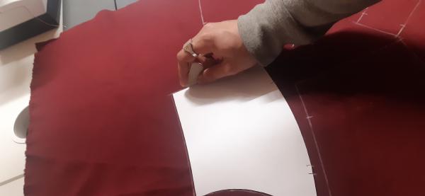 Tracé des pièces sur le tissu.