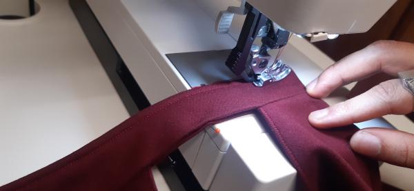 Couture du col et de sa doublure (en dessous) ensemble pour qu'ils ne forment qu'un.