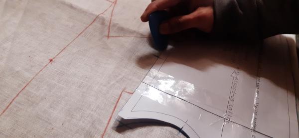 Tracé des pièces sur le tissu. J'ai utilisé une craie rouge mais je me suis trompé sur le sens de certaines pièces, donc j'en ai retracé certaines en bleu afin de voir la correction.