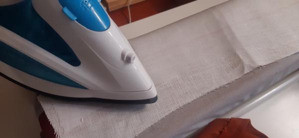 Application de l'entoilage thermocollant.