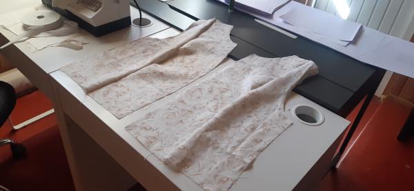Les pans avant de la veste.