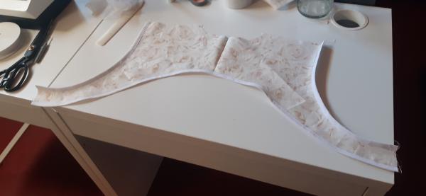 Ceci est une des pièces de la doublure, supposée aller dans le dos.