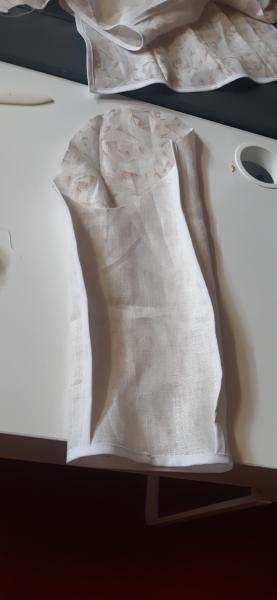 Les manches aussi passent par le même traitement. La plupart des coutures internes sont couvertes de cette façon.