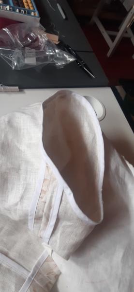 Une des manches, après couture et après avoir appliqué le biais, vue de l'intérieur. Plutôt propre, mais j'ai dû m'y reprendre à plusieurs fois, et il y avait tout de même une petite erreur sur le sommet d'une des épaules.