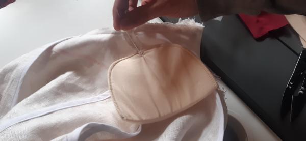 Couture des épaulettes.