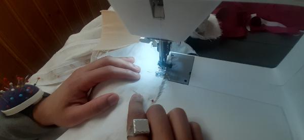 Couture de la doublure sur la veste.