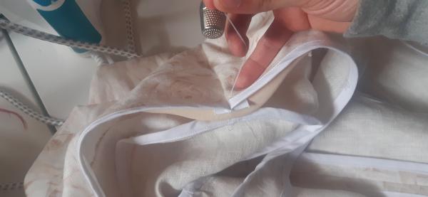 Un dernier point de couture sur les épaulettes afin qu'elles ne bougent plus.
