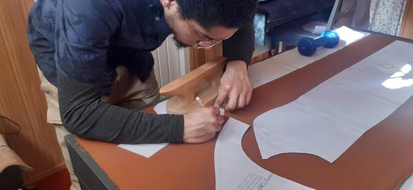 Tracé des formes du patron sur le tissu. Ce dernier avait tendence à s'étirer lors du tracé.