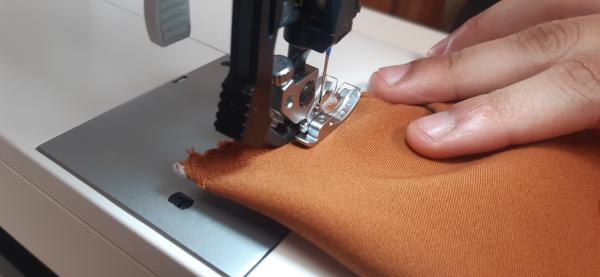 Couture des coins au bas de la robe.