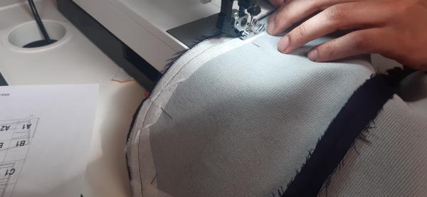 Ici commence la couture de la doublure sur le tissu externe. La doublure est en dessous, donc non visible.