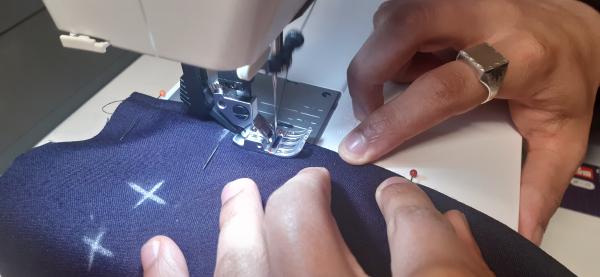 Couture des pinces sur les pans arrière.