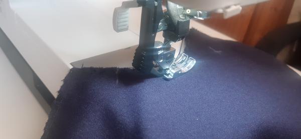 Couture d'une portion de l'entrejambe sur les pans avant (empilés l'un sur l'autre).