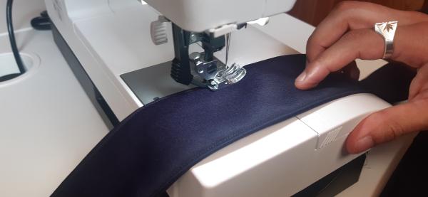 Couture de la ceinture! Coudre des lignes droites à pleine vitesse est très satisfaisant! 😋🪡 <br><i>(Toujours faire attention cela dit.)</i>