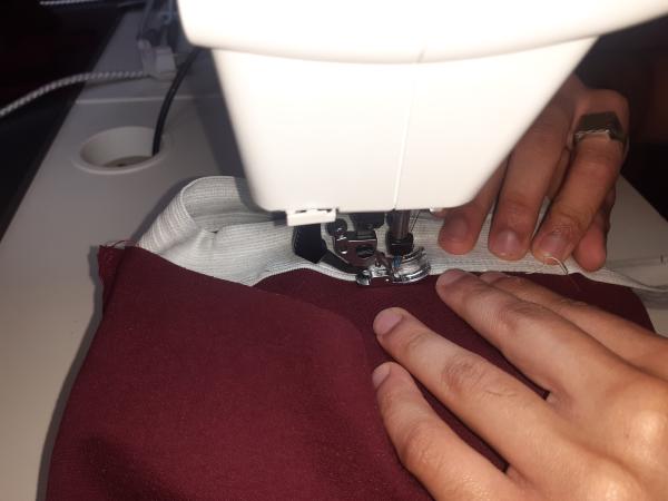 Couture de l'élastique sur tout le contour de la jupe.