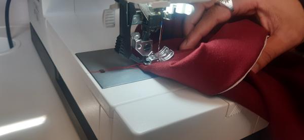 J'ai roulé l'ourlet du haut de la jupe autour de l'élastique, puis j'applique des points de couture sur les côtés (les zones au dessus des hanches).
