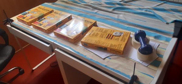 On peut voir ici tout ce que j'ai utilisé pour tenter de garder le tissu <b>immobile</b>. Même avec tout cela, il continuait de se défendre. 😅