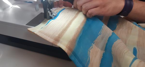 Couture du bas de la robe ainsi que des fentes latérales.