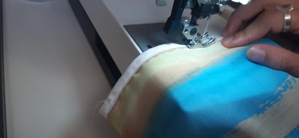 Couture d'un liséré blanc. Je l'applique sur les bords de la fente dorsale pour que ce soit un peu plus propre.