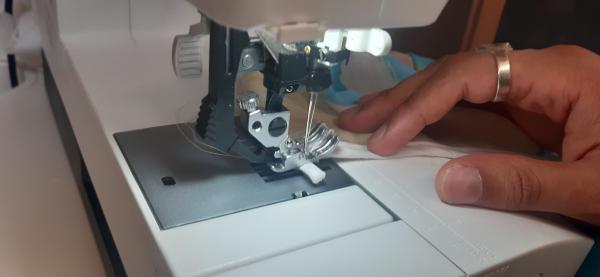 Ici, je couds la boucle qui servira à tenir le bouton et fermer la fente.
