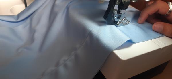 Même couture sur le côté avec la doublure.