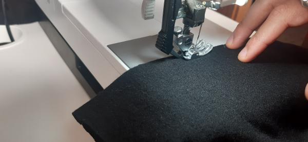 Couture des pinces en haut de la jupe.