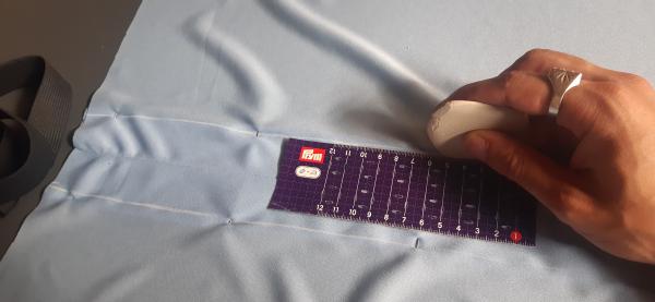 Ici, je marque la ligne de couture à suivre pour fixer les ourlets de la fente.