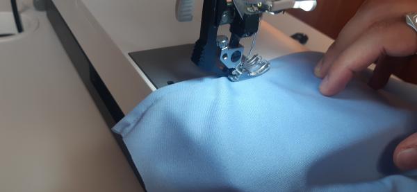 Couture des pinces au sommet du jupon. Somme toute, ce qui a été fait pour la jupe doit être fait de même pour le jupon.
