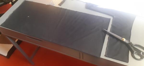 Ça, c'est la nouvelle doublure! Un jersey noir léger.<br>En effet, la précédente doublure bleue était beaucoup trop claire. Je croyais que cela ferait un style, mais en fait, non.<br>J'ai donc refait tout ce que j'avais fait pour la précédente doublure pour celle-ci.
